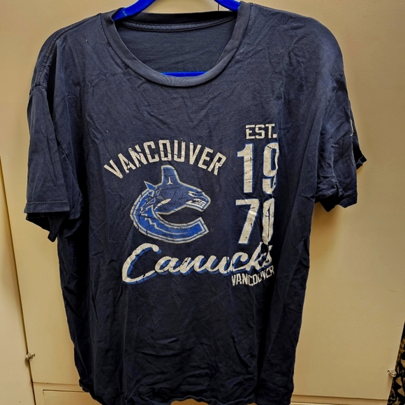 Vancouver Canucks Est. 1970 Women's Size XL T-Shirt - Picture 1 of 1